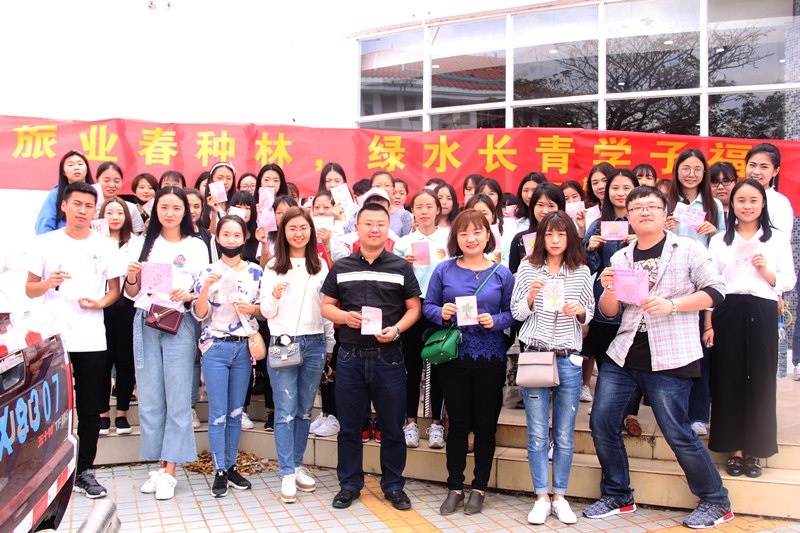 活力旅业春种林，绿水长青学子福  ——旅业学院开展绿色植物的保护及宣传活动