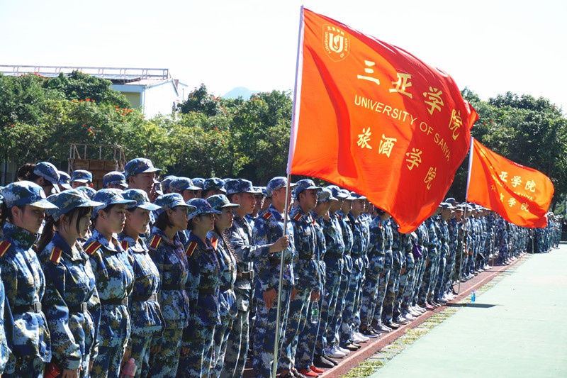 跬步铿锵，蓝海蜿蜒而上 ——我校开展军训拉练活动